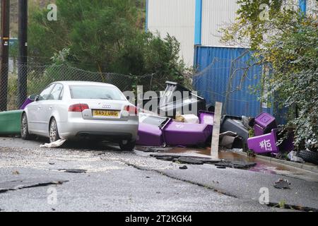 Bidoni spazzolati via dall'acqua alluvionale a Brechin, in Scozia, mentre Storm Babet colpisce il paese. In Scozia, così come in alcune parti del nord dell'Inghilterra e delle Midlands, sono in atto avvertimenti sulle inondazioni. Migliaia di persone sono rimaste senza energia elettrica e sono state esposte a inondazioni dovute a piogge "senza precedenti" nella Scozia orientale, mentre Babet è destinata a diffondersi nell'Inghilterra settentrionale e orientale venerdì. Data immagine: Venerdì 20 ottobre 2023. Foto Stock