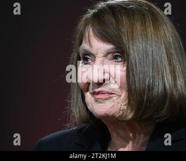 20 ottobre 2023, Assia, Francoforte sul meno: L'autrice Monika Maron partecipa ad un intervento su 3SAT Kulturzeit sul palco della letteratura alla Fiera del libro di Francoforte. Foto: Arne Dedert/dpa Foto Stock