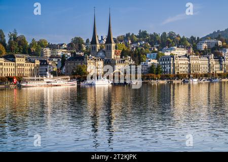 Lago di Lucerna, Svizzera. Paesaggio urbano di Lucerna. Vista verso la chiesa di San Leodegar con le sue iconiche guglie gemelle. Foto Stock