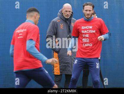 Il manager dei Rangers Philippe Clement (centro) assiste durante una sessione di allenamento al Rangers Training Session, Glasgow. Data immagine: Venerdì 20 ottobre 2023. Foto Stock