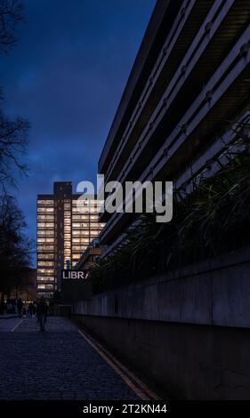 Edimburgo, Scozia, Regno Unito - 40 George Square Office Tower for Edinburgh University di Robert Matthew Johnson-Marshall & Partners, al tramonto Foto Stock