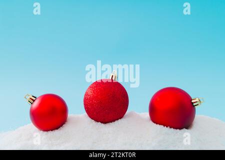 Composizione creativa fatta di decorazione bauble natalizia sulla neve. Sfondo natalizio minimo. Natale o Capodanno. Idea invernale. Foto Stock