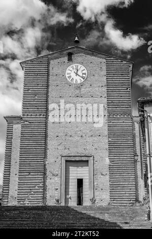 Vista in bianco e nero della Collegiata di San Giovanni Battista, nel centro storico di Fucecchio, Firenze, Italia Foto Stock