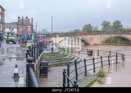 Bewdley, Regno Unito. 20 ottobre 2023. Meteo del Regno Unito: La tempesta Babet causa gravi inondazioni attraverso le Midlands. Il fiume Severn a Bewdley è vicino alle inondazioni, mentre i lavori oltre il fiume sono ancora in corso per le difese fisse di inondazione promesse. Credito: Lee Hudson/Alamy Live News Foto Stock