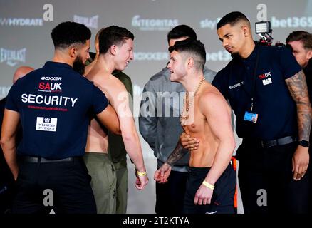 Michael Hennessy Jr (a sinistra) e Joe Laws sono separati l'uno dall'altro dalla sicurezza durante un Weigh-in al Genesis Cinema di Londra. Data immagine: Venerdì 20 ottobre 2023. Foto Stock