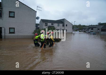 I lavoratori di emergenza si inondano nelle acque di inondazione a Brechin, in Scozia, mentre Storm Babet colpisce il paese. In Scozia, così come in alcune parti del nord dell'Inghilterra e delle Midlands, sono in atto avvertimenti sulle inondazioni. Migliaia di persone sono rimaste senza energia elettrica e sono state esposte a inondazioni dovute a piogge "senza precedenti" nella Scozia orientale, mentre Babet è destinata a diffondersi nell'Inghilterra settentrionale e orientale venerdì. Data immagine: Venerdì 20 ottobre 2023. Foto Stock