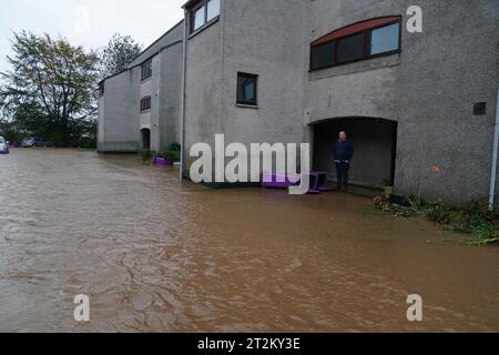 Un uomo vede le inondazioni d'acqua a Brechin, in Scozia, mentre Storm Babet colpisce il paese. In Scozia, così come in alcune parti del nord dell'Inghilterra e delle Midlands, sono in atto avvertimenti sulle inondazioni. Migliaia di persone sono rimaste senza energia elettrica e sono state esposte a inondazioni dovute a piogge "senza precedenti" nella Scozia orientale, mentre Babet è destinata a diffondersi nell'Inghilterra settentrionale e orientale venerdì. Data immagine: Venerdì 20 ottobre 2023. Foto Stock