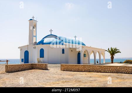 Blu e bianco, chiesa di Agia Thekla, Ayia Napa, Cipro Foto Stock