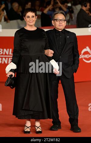 Roma, Italia. 19 ottobre 2023. Il regista italiano Roberta Torre e il compositore giapponese Shigeru Umebayashi partecipano al Red carpet del film â&#x80;&#x9c;mi fanno male i capelliâ&#x80;&#x9d; durante il 18° Festival del Cinema di Roma presso l'Auditorium Parco della musica il 19 ottobre 2023 a Roma. Credito: Agenzia fotografica indipendente/Alamy Live News Foto Stock