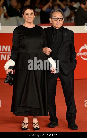 Roma, Italia. 19 ottobre 2023. Il regista italiano Roberta Torre e il compositore giapponese Shigeru Umebayashi partecipano al Red carpet del film â&#x80;&#x9c;mi fanno male i capelliâ&#x80;&#x9d; durante il 18° Festival del Cinema di Roma presso l'Auditorium Parco della musica il 19 ottobre 2023 a Roma. Credito: Agenzia fotografica indipendente/Alamy Live News Foto Stock