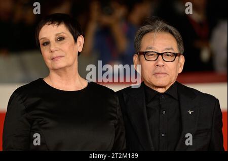 Roma, Italia. 19 ottobre 2023. Il regista italiano Roberta Torre e il compositore giapponese Shigeru Umebayashi partecipano al Red carpet del film â&#x80;&#x9c;mi fanno male i capelliâ&#x80;&#x9d; durante il 18° Festival del Cinema di Roma presso l'Auditorium Parco della musica il 19 ottobre 2023 a Roma. Credito: Agenzia fotografica indipendente/Alamy Live News Foto Stock