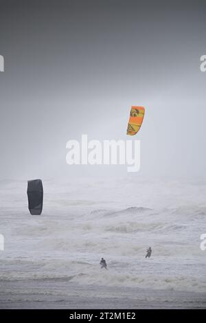 Due wind surfer nel Mare del Nord al largo di Tynemouth durante la tempesta Babet venerdì 20 ottobre 2023 Foto Stock