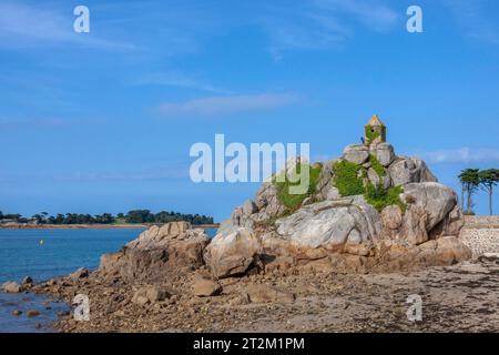 Rocher de la Sentinelle, casa di guardia sulla roccia, Port Blanc, Penvenan, Cotes-d'Armor, Bretagna, Francia Foto Stock