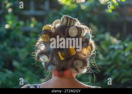 La testa di donna da dietro con i curler, Baviera, Germania Foto Stock