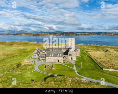 Vista aerea dell'abbazia cristiana di Iona, destinazione di pellegrinaggio, monastero di Iona, sito monastico sull'isola scozzese delle Ebridi di Iona, sul Foto Stock