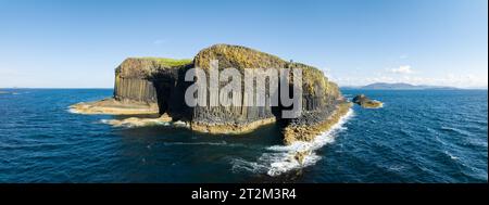Panorama aereo dell'isola rocciosa disabitata di Staffa con le impressionanti colonne di basalto e la Grotta di Fingal, le Ebridi, le Highlands, la Scozia, Great Foto Stock