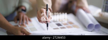 Due donne architetti discutono e fanno un brainstorming sul progetto di costruzione di interior design su progetto. Foto Stock