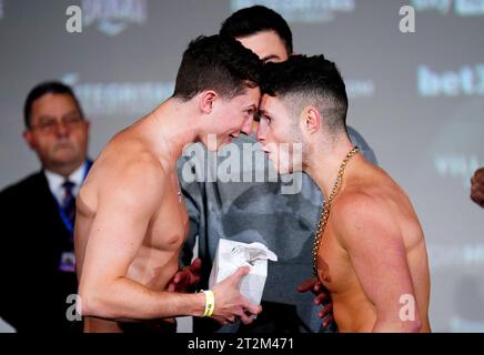 Michael Hennessy Jr (a sinistra) e Joe Laws si scambiano parole durante un Weigh-in al Genesis Cinema di Londra. Data immagine: Venerdì 20 ottobre 2023. Foto Stock