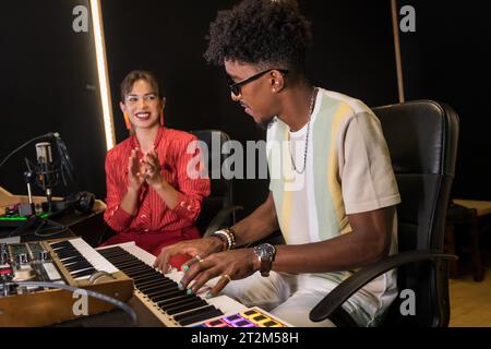Foto laterale di un pianista e cantante che registra un nuovo album in studio Foto Stock