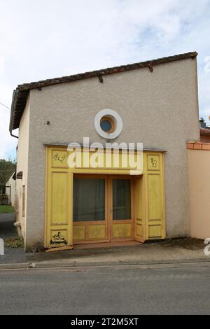 Una vecchia macelleria in disuso in un villaggio nel centro della Francia Foto Stock