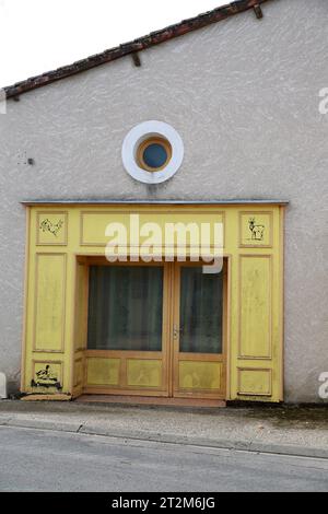 Una vecchia macelleria in disuso in un villaggio nel centro della Francia Foto Stock