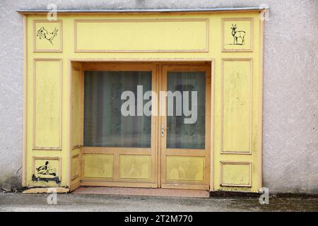 Una vecchia macelleria in disuso in un villaggio nel centro della Francia Foto Stock