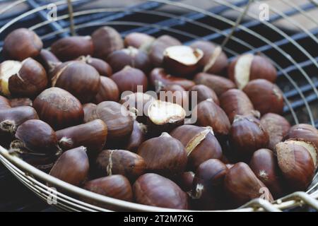 Castagne arrostite al fuoco, in Catalogna è tradizione mangiarle nel giorno di Ognissanti Foto Stock