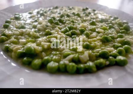 Piatto tipico della cucina tradizionale veneziana, riso e piselli "risi e bisi" in dialetto veneziano Foto Stock