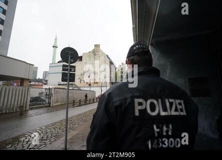 Amburgo, Germania. 20 ottobre 2023. Un poliziotto si trova di fronte alla Moschea Centrum della Comunità islamica di Amburgo e.V., durante le preghiere del venerdì. Dopo l'attacco terroristico di Hamas su Israele il 7 ottobre 2023, ci furono numerose reazioni in tutta la Germania. Credito: Marcus Brandt/dpa/Alamy Live News Foto Stock