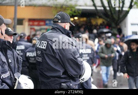 Amburgo, Germania. 20 ottobre 2023. Gli agenti di polizia si trovano di fronte a una moschea dopo le preghiere del venerdì. Dopo l'attacco terroristico di Hamas su Israele il 7 ottobre 2023, ci furono numerose reazioni in tutta la Germania. Credito: Marcus Brandt/dpa/Alamy Live News Foto Stock