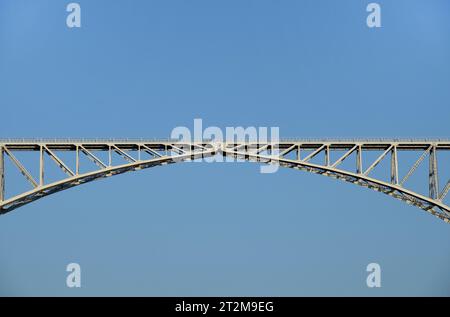 Una vista ravvicinata sulla chiave di volta del Viaduc de Viaur nel centro della Francia. Questo è un viadotto metallico a sbalzo. Foto Stock