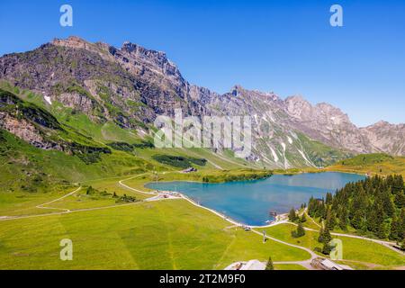 Panorama del lago Trubsee, cantone Nidwalden, Svizzera centrale, un lago alpino sotto il monte Titlis sopra Engelberg, visto dalla cabinovia Titlis Xpress Foto Stock