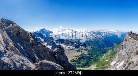 Vista panoramica dalla passeggiata sulla scogliera del Titlis sulla cima del Titlis, una montagna nelle Alpi di Uri tra i cantoni Obwalden e Berna sopra il villaggio di Engelberg Foto Stock