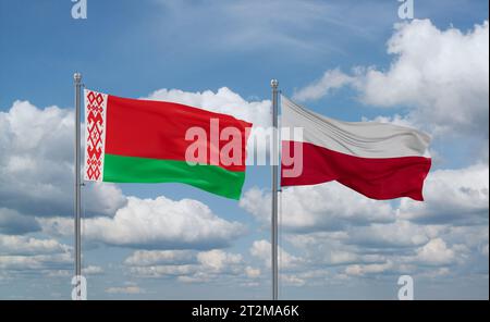 Le bandiere di Polonia e Bielorussia sventolano insieme nel vento su un cielo nuvoloso blu, concetto di relazione tra due paesi Foto Stock