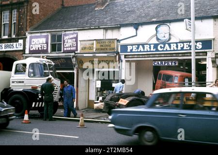 Un camion si schiantò in un negozio sulla Kettering Road nel 1974 Foto Stock