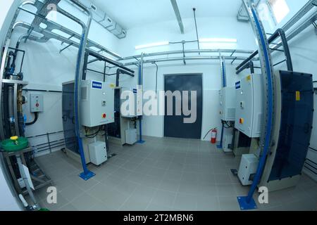 Unità di elettrolisi collocate nella sala dell'acqua disinfettante presso la stazione di pompaggio. Prodotto da Grundfos. 10 novembre 2021. Kiev, Ucraina Foto Stock