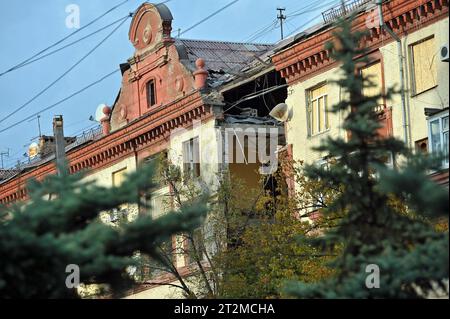 Non esclusiva: ZAPORIZHZHIA, UCRAINA - 19 OTTOBRE 2023 - l'edificio dell'appartamento che è stato colpito da un missile russo mercoledì 18 ottobre è raffigurato Foto Stock