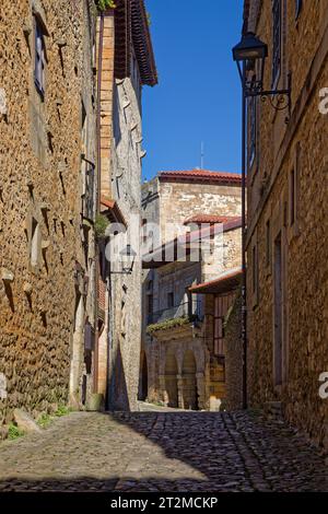 SANTILLIANA, SPAGNA, 28 settembre 2023 : sulla strada settentrionale della strada del Pellegrino per Compostela, Santillana del Mar è una cittadina turistica medievale Foto Stock