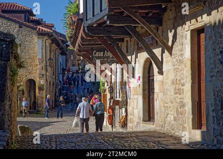 SANTILLIANA, SPAGNA, 28 settembre 2023 : sulla strada settentrionale della strada del Pellegrino per Compostela, Santillana del Mar è una cittadina turistica medievale Foto Stock