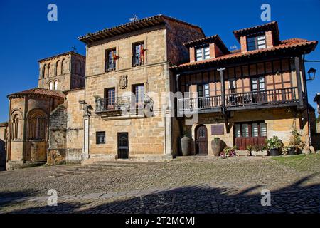 SANTILLIANA, SPAGNA, 28 settembre 2023 : sulla strada settentrionale della strada del Pellegrino per Compostela, Santillana del Mar è una cittadina turistica medievale Foto Stock