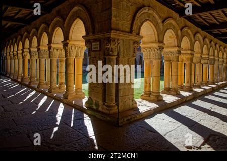 SANTILLIANA, SPAGNA, 28 settembre 2023 : Chiostro della Santillana del Mar Chiesa Collegiata Foto Stock