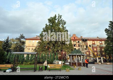 Non esclusiva: ZAPORIZHZHIA, UCRAINA - 19 OTTOBRE 2023 - l'edificio dell'appartamento che è stato colpito da un missile russo mercoledì 18 ottobre è raffigurato Foto Stock