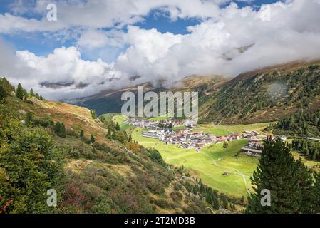 Sole e nuvole gonfie sulle montagne sopra Obergurgl nelle Alpi di Ötztal a fine estate, Tirolo, Austria Foto Stock