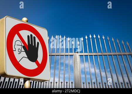 Primo piano di un cartello di divieto o di non entrare, e di un cancello chiuso (cancello di ferro battuto con punte taglienti) di una proprietà privata contro una b chiara Foto Stock