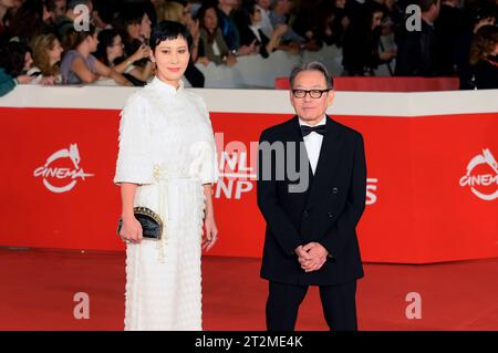 Gerlee Munkhbat und Shigeru Umebayashi bei der Festivaleröffnung mit der Premiere des Kinofilms C e ancora domani auf dem 18. Internationalen Filmfestival von Rom/Festa del Cinema di Roma 2023 im Auditorium Parco della musica. ROM, 18.10.2023 *** Gerlee Munkhbat e Shigeru Umebayashi al festival inaugurale con la prima del lungometraggio C e ancora domani al 18 Festival Internazionale del Cinema di Roma Festa del Cinema di Roma 2023 presso l'Auditorium Parco della musica Roma, 18 10 2023. Foto:XA.XM.xTinghinox/xFuturexImagex rome Opening 3080 credito: Imago/Alamy Live News Foto Stock