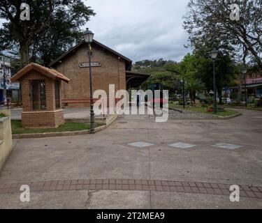 Petropolis, RJ, Brasile. Stazione Centro Cultural Nogueira, con vista sulla locomotiva, soprannominata Baroneza II, parcheggiata di fronte Foto Stock