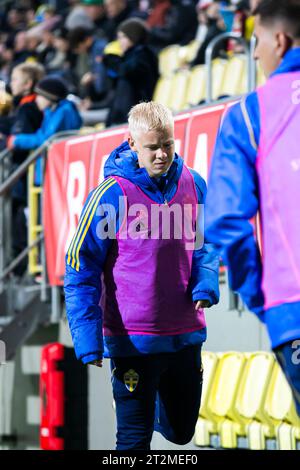 Falkenberg, Svezia. 13 ottobre 2023. Otto Rosengren, svedese, si sta riscaldando prima della partita di qualificazione U21 EURO tra Svezia e Moldavia al Falcon non-alcolico Arena di Falkenberg. (Foto: Gonzales Photo - Amanda Persson). Foto Stock