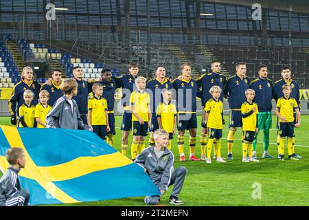 Falkenberg, Svezia. 13 ottobre 2023. I giocatori svedesi si schierano per la partita di qualificazione U21 EURO tra Svezia e Moldavia al Falcon non-alcolico Arena di Falkenberg. (Foto: Gonzales Photo - Amanda Persson). Foto Stock