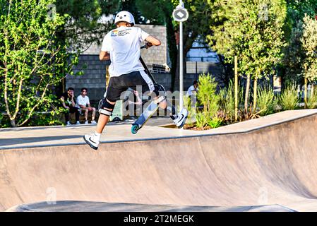 Igualada, Barcellona; 28 giugno 2023: Giovane praticante Scootering (Freestyle Scootering) nel nuovo Skatepark del parco centrale di Igualada, Barce Foto Stock