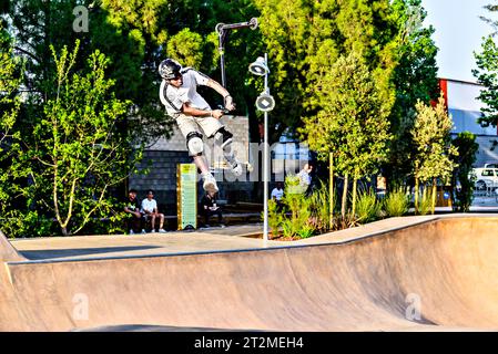 Igualada, Barcellona; 28 giugno 2023: Giovane praticante Scootering (Freestyle Scootering) nel nuovo Skatepark del parco centrale di Igualada, Barce Foto Stock